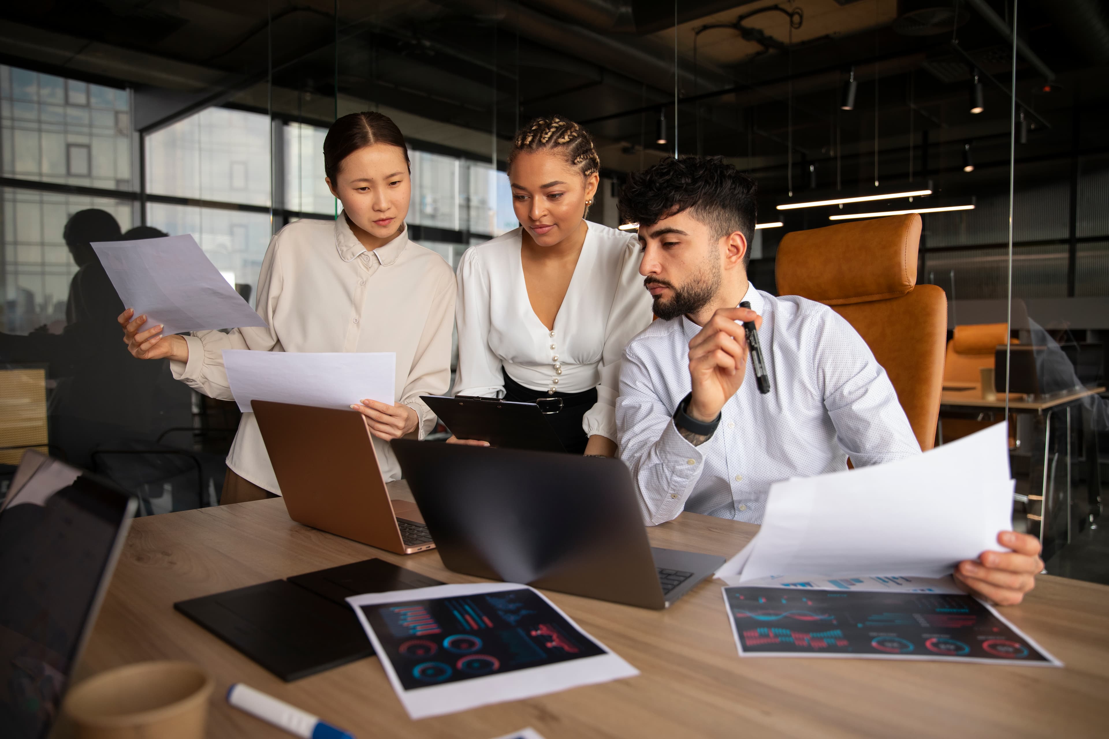 Equipo de una cooperativa atendiendo y gestionando créditos